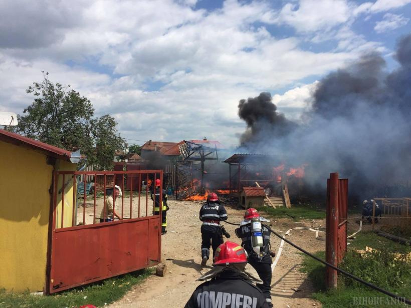 VIDEO - Bihor - Incendiu puternic într-o anexă în care erau depozitate butelii