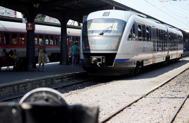 CFR: Mai multe trenuri asigură conexiunea între Bucureşti şi cel mai mare parc acvatic şi loc de joacă din ţară
