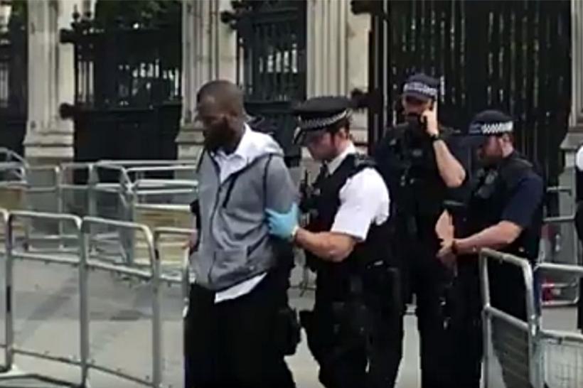 Poliţia britanică anunţă arestarea unui bărbat înarmat cu un cuţit în faţa Parlamentului din Londra