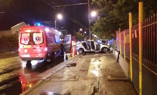 Cluj: Trei persoane, rănite într-un accident după ce maşina în care se aflau a intrat într-un stâlp