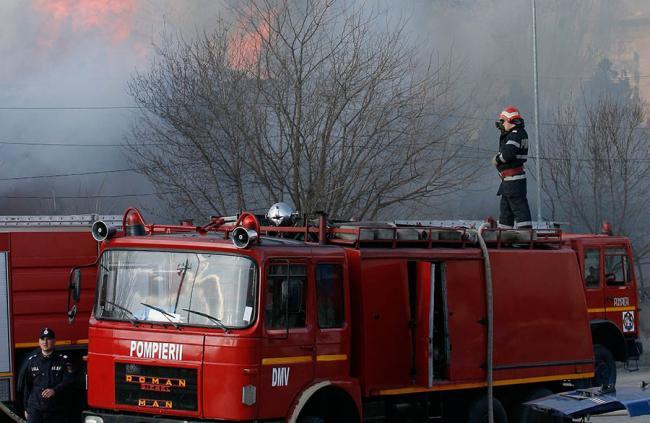 Mureş: Explozie urmată de incendiu pe o platformă industrială de prelucrare a lemnului din Reghin