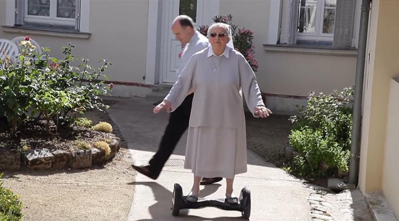 VIDEO -  O călugăriță High-Tech se plimbă cu un hoverboard