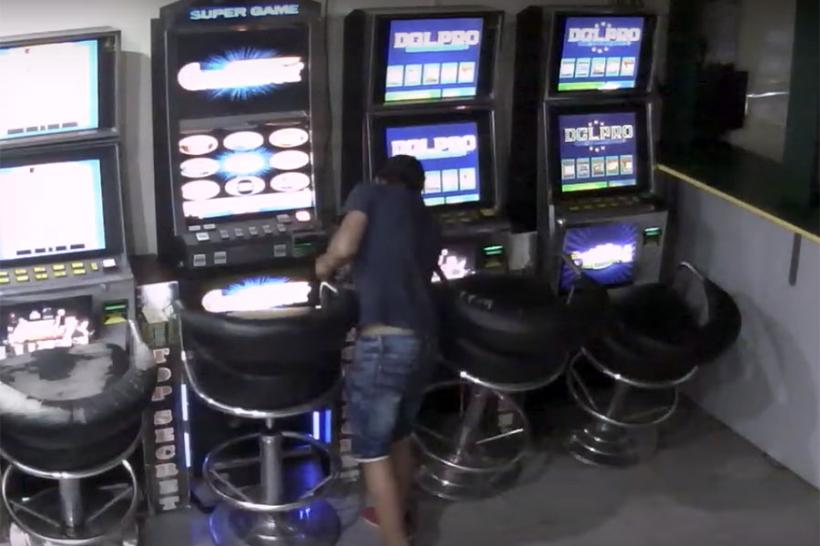 VIDEO - Un puști este filmat în timp ce fură mai multe televizioare dintr-o sală de jocuri