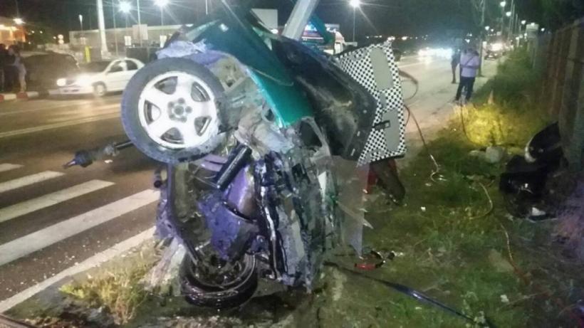 Constanța - Un șofer vitezoman s-a încolăcit cu mașina în jurul unui stâlp
