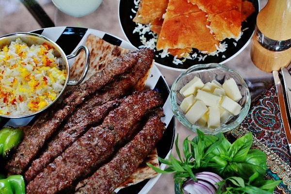 De la „mititeii” persani ai lui Darius al lui Istaspe, la kebab și satay (află rețetele). Ce loc au MICII ROMÂNEȘTI în istoria culinară a lumii