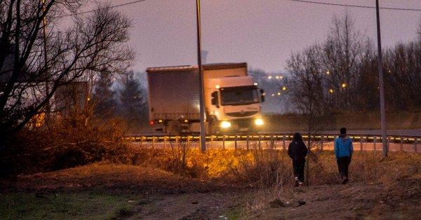 Franţa: Un şofer a murit într-un accident provocat de un baraj ridicat de imigranţi la Calais
