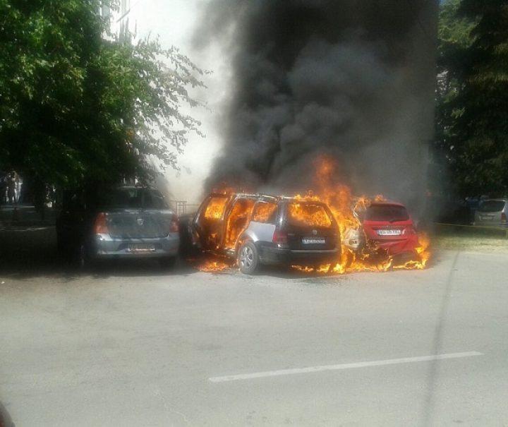 Vaslui: Două maşini au ars în parcarea Judecătoriei; un alt treilea autoturism a fost afectat