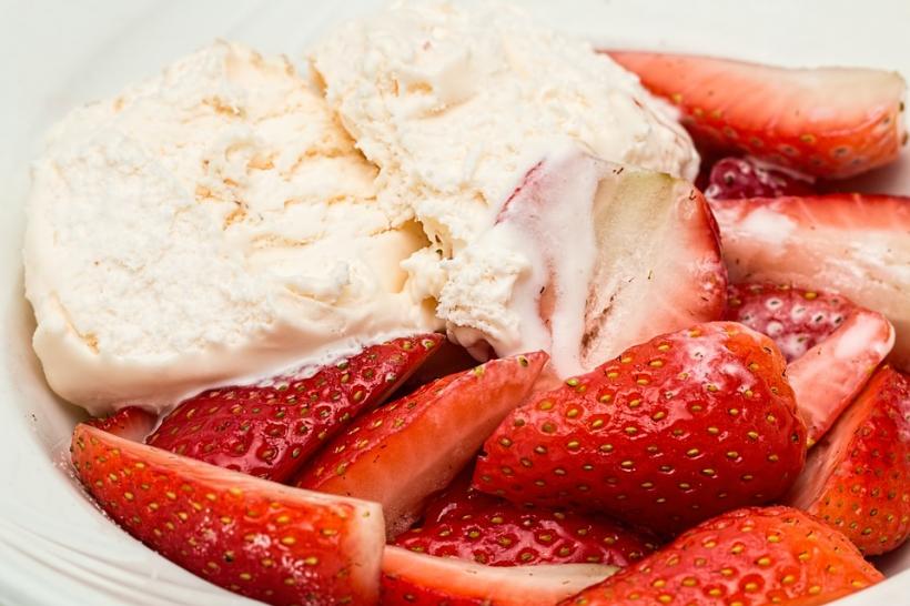 Cum preparăm în doar 10 minute o înghețată delicioasă care are puține calorii