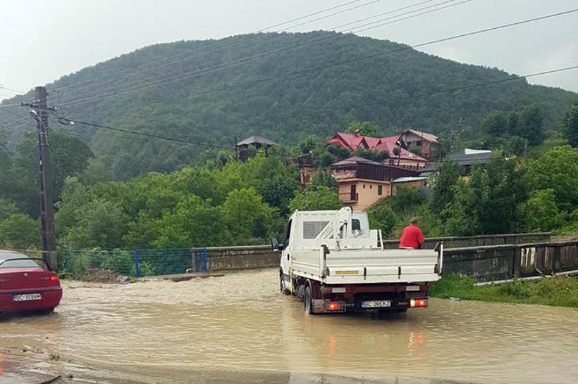 Furtuna și ploile torențiale fac ravagii în Bacău