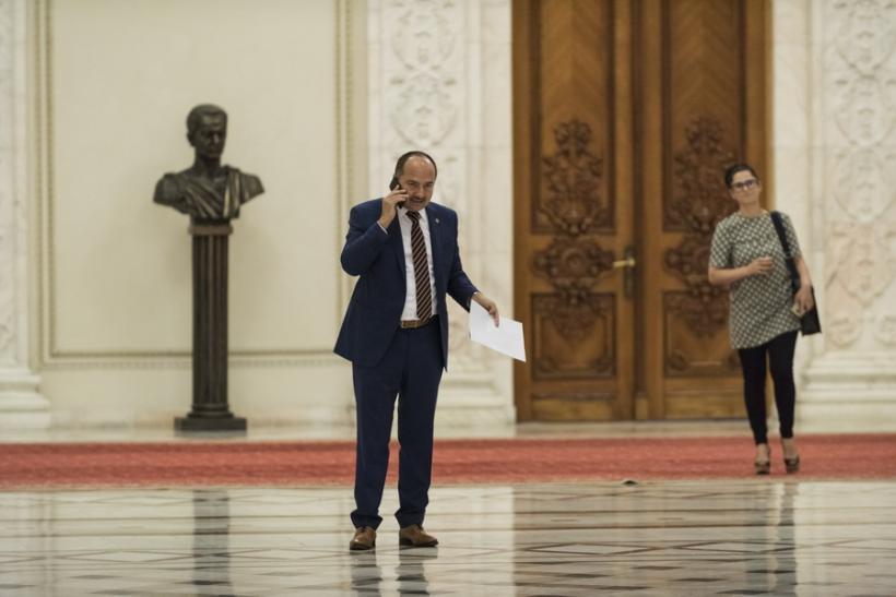 Guvernul Grindeanu a căzut. Moțiunea, votată cu 241 voturi pentru și 10 împotrivă 18580191