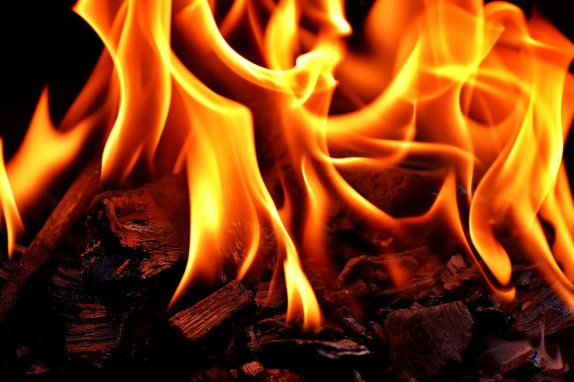 Incendiu în curtea unei fabrici de textile din Băicoi; 200 de persoane evacuate