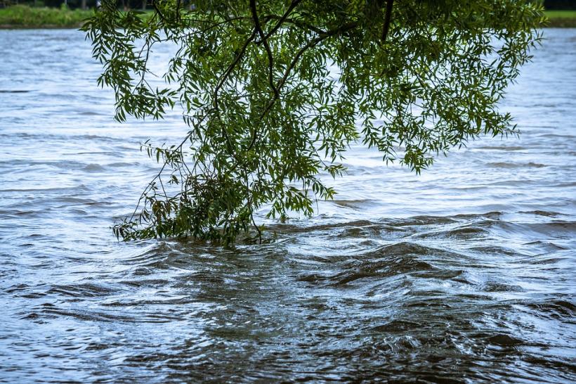 INHGA: Cod galben de inundaţii în nouă bazine hidrografice din Moldova şi Transilvania, în următoarele ore