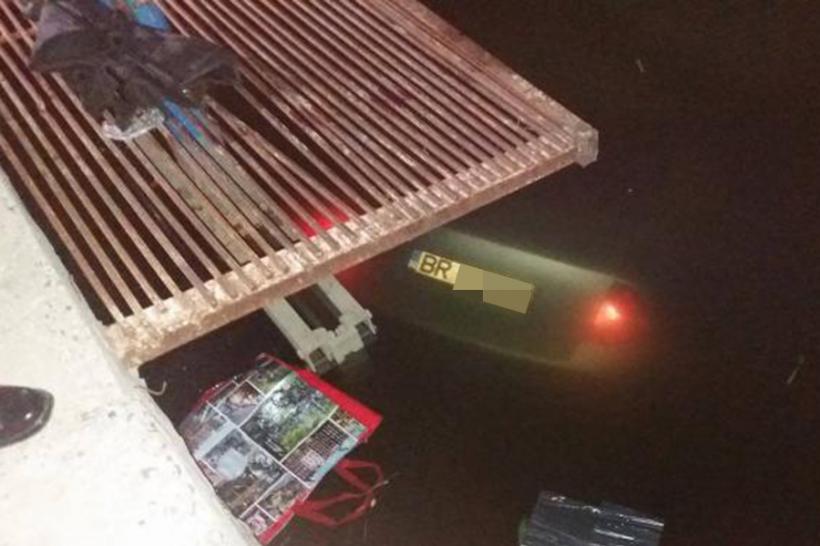 Brăila: O maşină a căzut într-un canal de irigaţii pe Şoseaua Dig Brăila - Galaţi