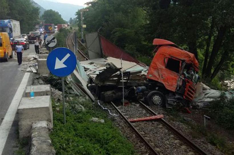 Vâlcea: Trafic feroviar blocat în zona Cornetu din cauza unui TIR intrat pe şine