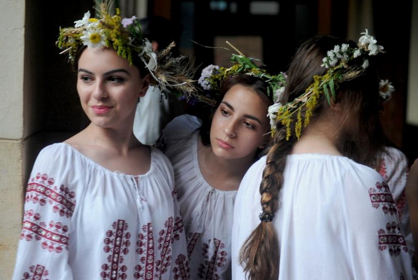 GALERIE FOTO - Sânzienele, sărbătoare păgână a românilor, celebrate la Școala Centrală 18580432