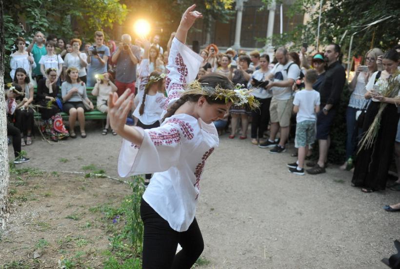 GALERIE FOTO - Sânzienele, sărbătoare păgână a românilor, celebrate la Școala Centrală 18580433