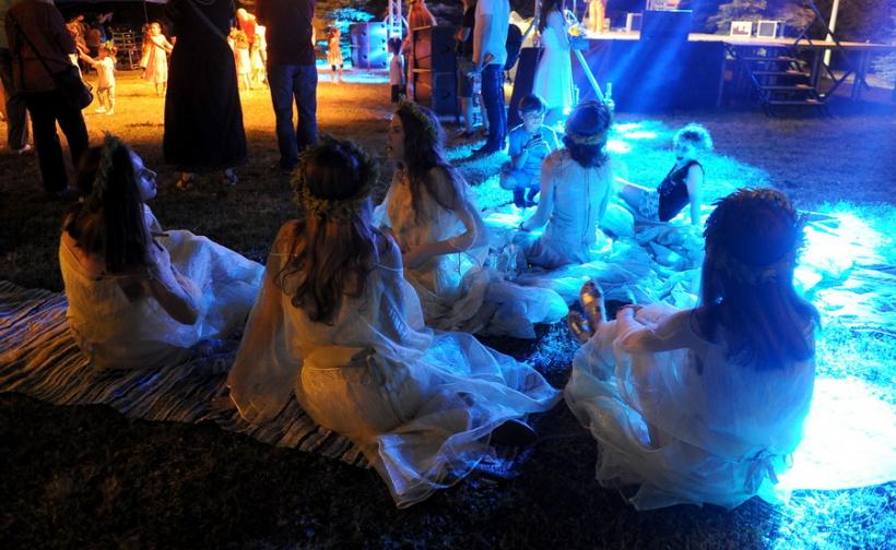 GALERIE FOTO - Sânzienele, sărbătoare păgână a românilor, celebrate la Școala Centrală 18580436