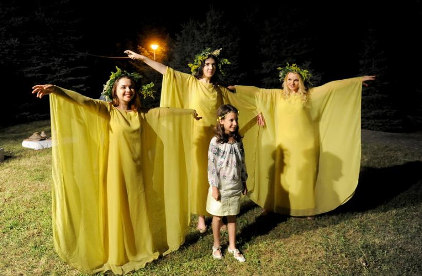 GALERIE FOTO - Sânzienele, sărbătoare păgână a românilor, celebrate la Școala Centrală 18580438