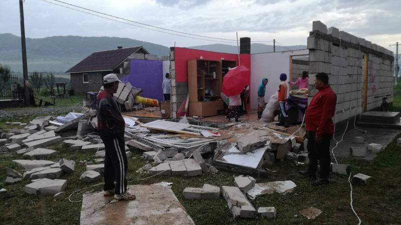 Bistriţa-Năsăud: Zeci de case afectate de grindină, copaci căzuţi şi maşini distruse, în urma unei vijelii