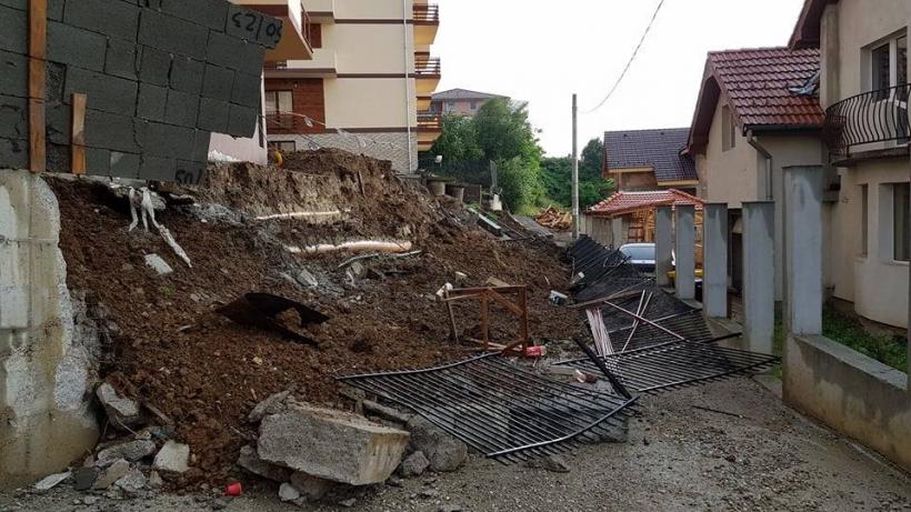 Un bloc din Sibiu riscă să se prăbușească din cauza unei alunecări de teren