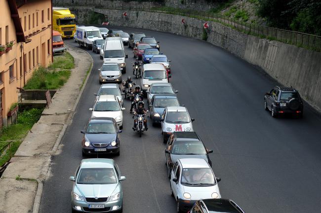 Prahova: Accident pe DN 1, la Buşteni, cu o persoană încarcerată; traficul este întrerupt