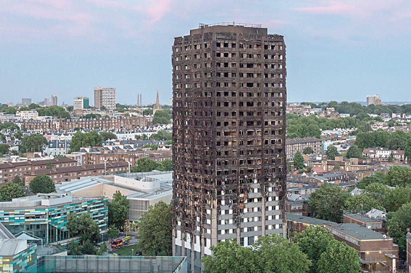 Zeci de blocuri-turn din Marea Britanie pot să ia foc