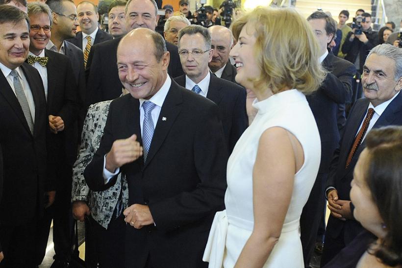 Ioana Băsescu&amp;Co., bani negri pentru campania lu’ tata