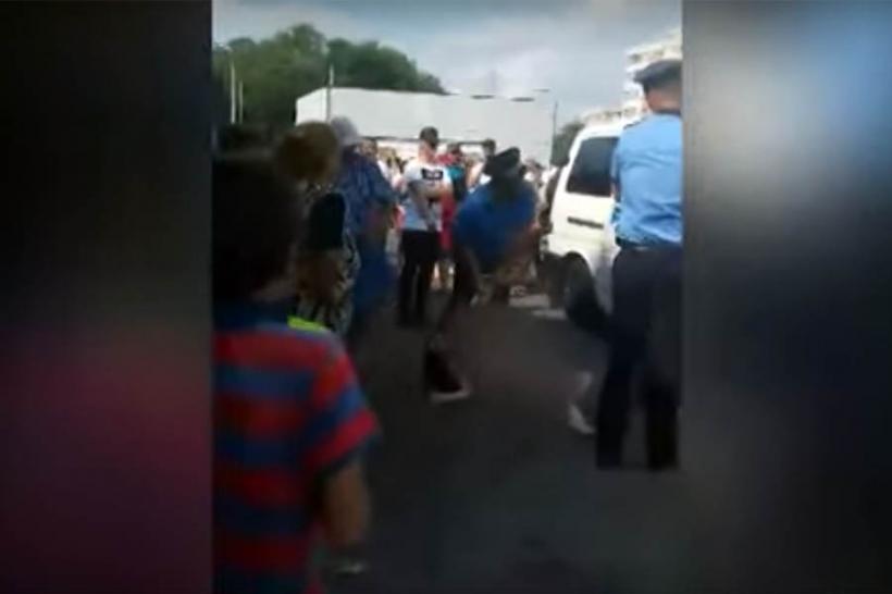 VIDEO - Momente șocante Târgu Jiu - O tânără complet goală a fost târâtă pe stradă de polițiști