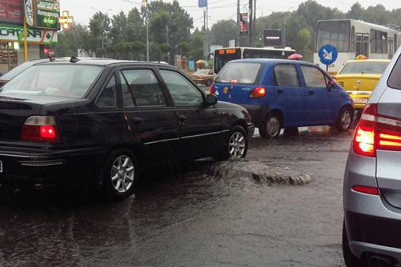 Mai multe pasaje și străzi din București s-au inundat