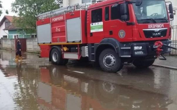 Olt: Inundaţii în Slatina şi Balş la un liceu şi la societăţi private; peste 2.400 consumatori fără energie electrică