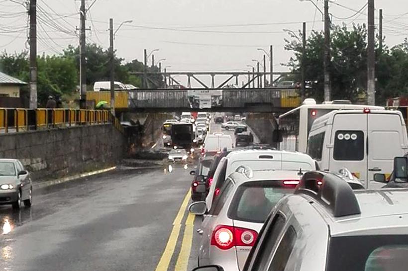 Traficul rutier pe DN5 Bucureşti - Giurgiu, oprit din cauza apei acumulate în urma ploii