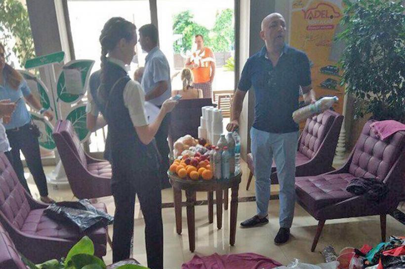 VIDEO - Doi turiști ruși au vrut să fure dintr-un hotel din Turcia 15 role de hârtie igienică și 5 litri de lichior