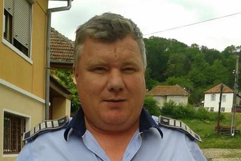 Brașov - Un polițist a salvat o familie de la înec după ce mașina lor a plonjat într-un lac