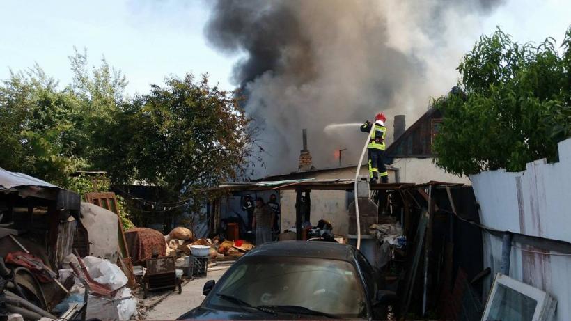Hunedoara: Incendiu la o locuinţă situată în apropierea unui depozit de butelii