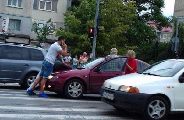 Iaşi: Un poliţist aflat în concediu a imobilizat un bărbat care gesticula cu o armă