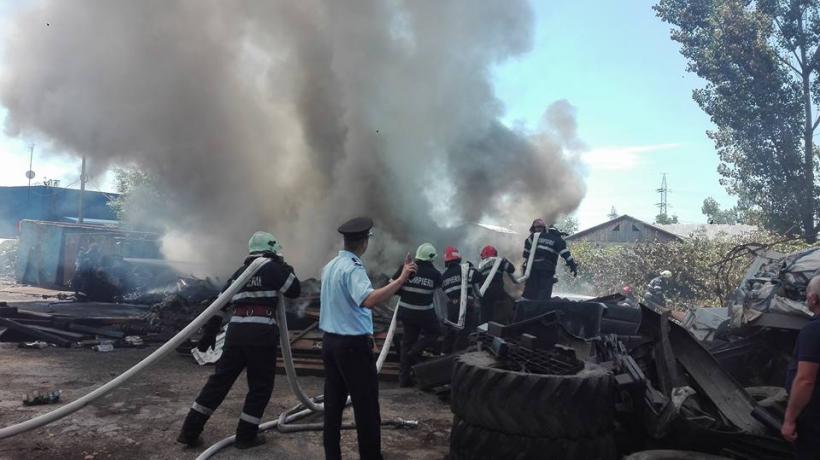 Maramureş: Incendiu în curtea unei firme din Baia Mare; mai multe cauciucuri, cuprinse de flăcări