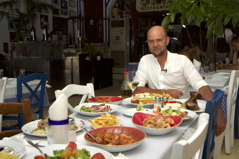 Cosmin Seleși și-a schimbat obiceiurile culinare de când filmează în Grecia: mănâncă zilnic pește și fructe de mare
