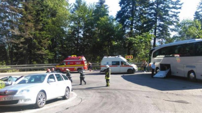 Șoferul care a provocat un accident în care au fost implicate două mașini și un autocar cu turiști, cercetat penal
