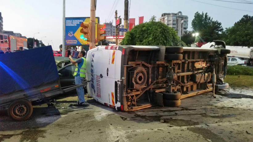 Accident TERIBIL între un autoturism și un microbuz la intrarea în orașul Constanța; 14 persoane au ajuns la spital 