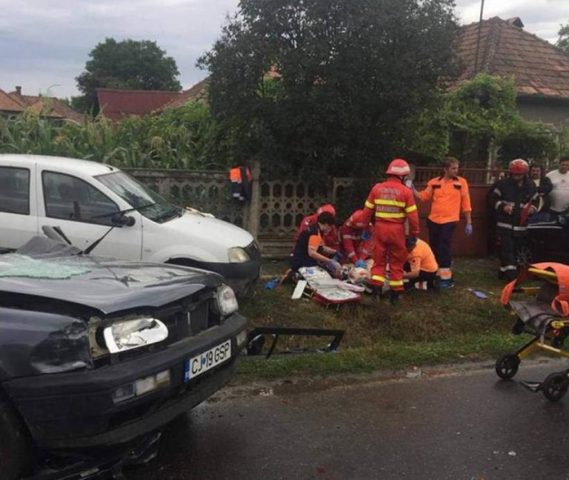 Cluj - Accident grav, cu un mort, din cauza unui șofer care nu a acordat prioritate. Două persoane au rămas încarcerate