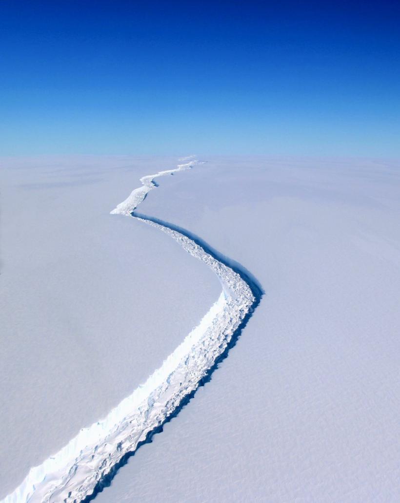 VIDEO - Un iceberg uriaș, cu o suprafată de 6.000 km pătrați, s-a desprins din Antarctica 
