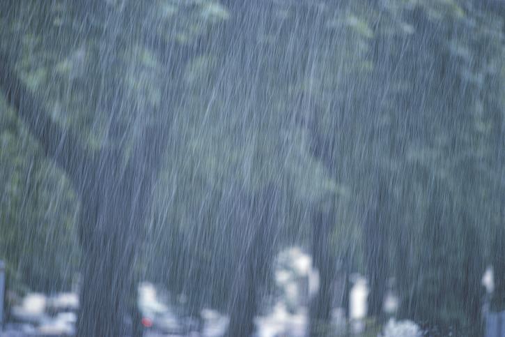 AVERTIZARE ANM: Se întorc ploile în toată ţara: grindină, descărcări electrice şi vijelii în weekend