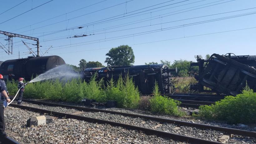 Accident feroviar în Ialomița. Un marfar încărcat cu combustibil a deraiat iar 2 vagoane sunt răsturnate