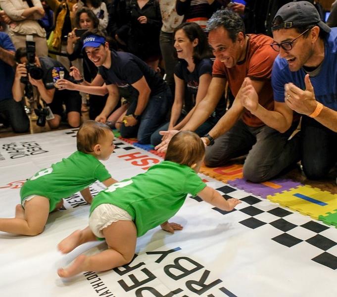 Brooke, o fetiţă de 11 luni, a câştigat tradiţionala cursă a bebeluşilor, organizată la New York