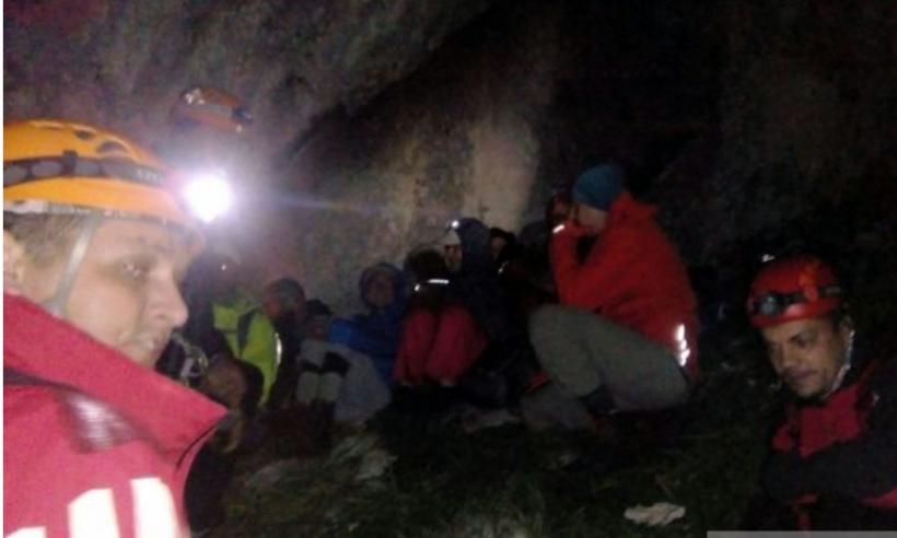 Intervenție riscantă a jandarmilor montani pentru salvarea unui grup de turiști în Piatra Craiului