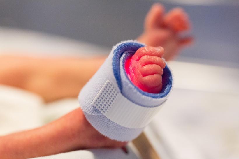 Un nou-născut se zbate între viață și moarte pentru că medicul a refuzat să facă mamei o cezariană