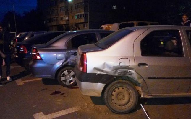  Un şofer beat a pierdut controlul volanului, lovind 12 maşini parcate pe o stradă din Ploieşti