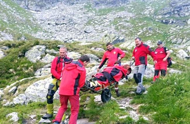 Un turist rănit după ce a căzut într-o râpă, salvat de salvamontiștii maramureșeni