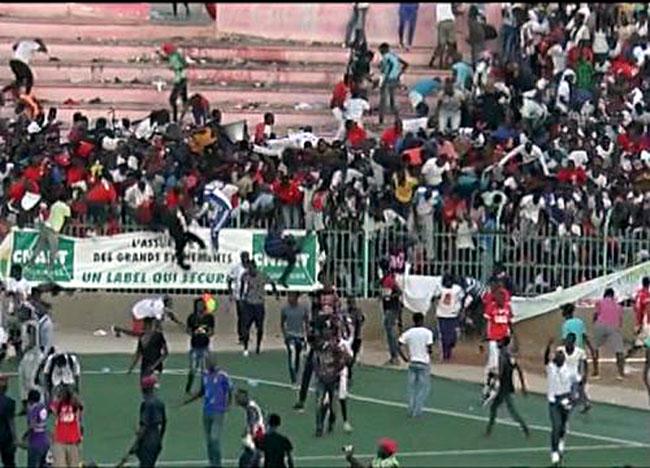 VIDEO - Nouă persoane au decedat la un meci de fotbal disputat pe un stadion în Dakar