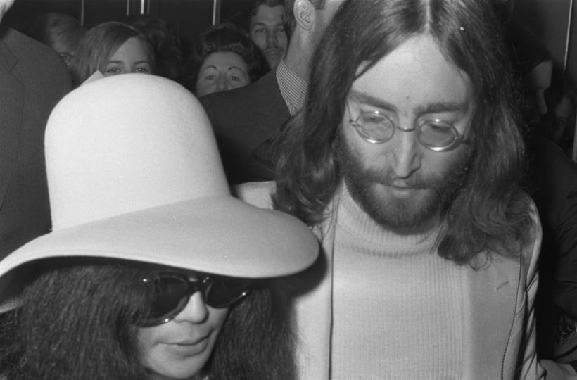 Albumul pe care Lennon i-a dat un autograf asasinului său înainte de a muri a fost scos la vânzare